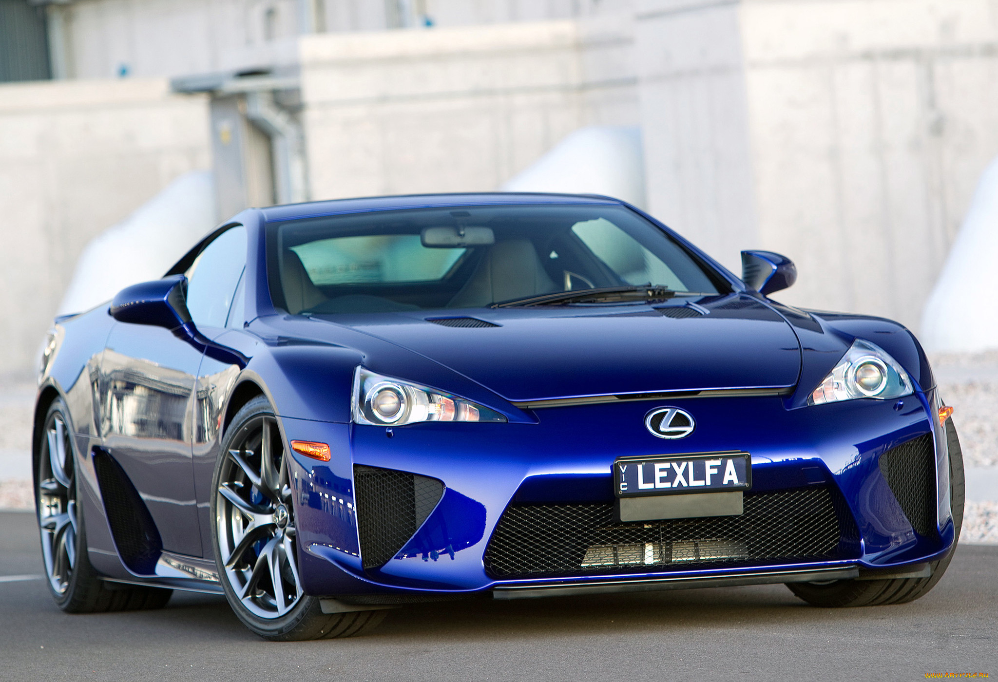 Машина Lexus LFA